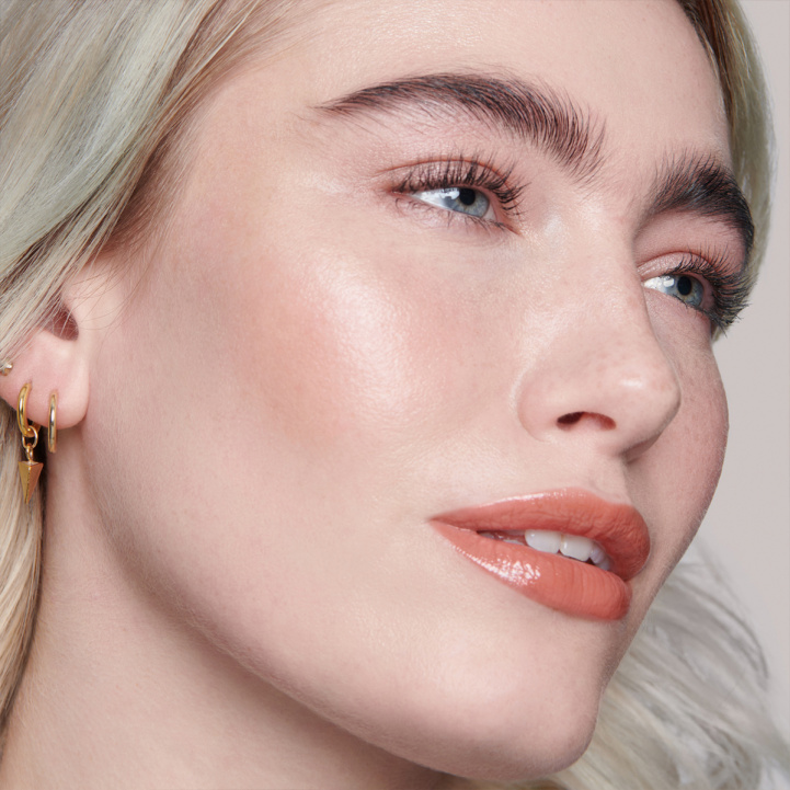 Elevated Glow Highlighter i gruppen Make Up / Bas hos COW parfymeri AB (101879)