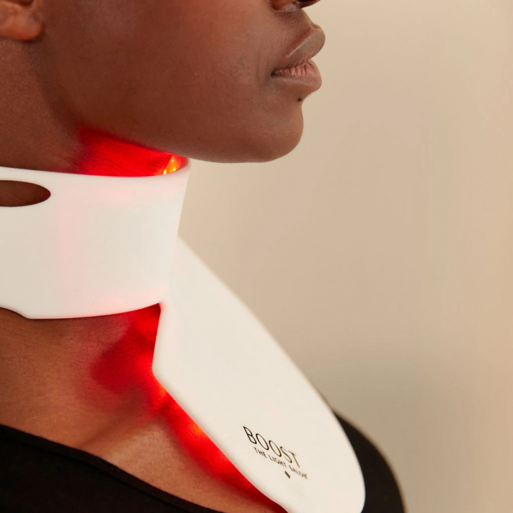 The Light Salon Boost LED Decolletage Bib i gruppen Hudvård / Teknologi hos COW parfymeri AB (IS02986-BL)