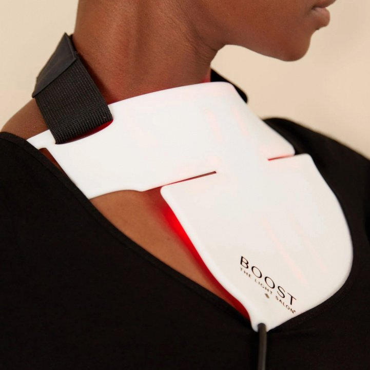 The Light Salon Boost LED Decolletage Bib i gruppen Hudvård / Teknologi hos COW parfymeri AB (IS02986-BL)