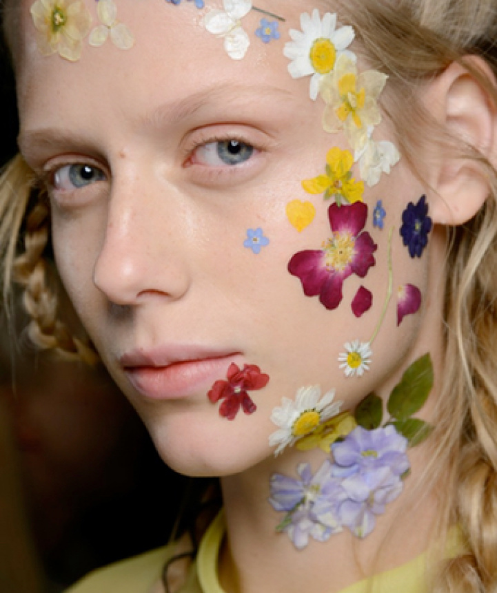 Validated: The Makeup of Val Garland in the group Make Up / Books at COW parfymeri AB (Val1)